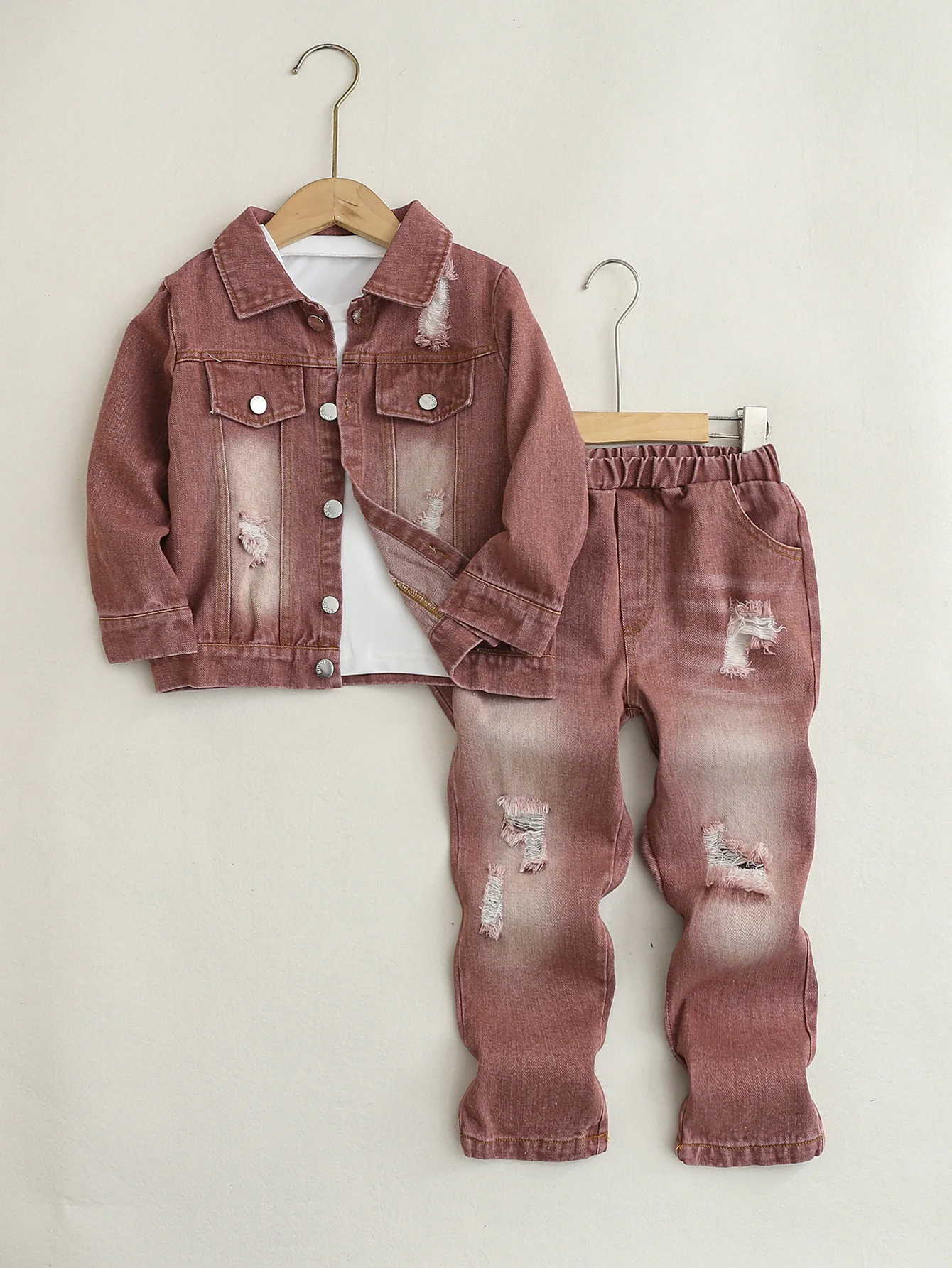 

Комплект из 3 предметов: повседневная футболка с круглым вырезом для мальчиков + джинсовая куртка с эффектом потертости + рваные джинсы в уличном стиле