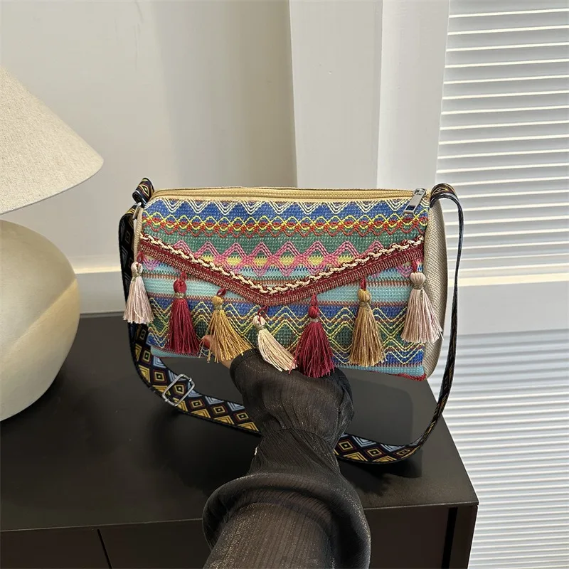 Winter New Literary Ethnic Style Crossbody Bag Fashion Tassel Female Designer Shoulder Bag Retro Commuting Fashion Crossbody Bag