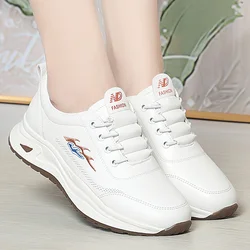 Zapatos Deportivos blancos transpirables para mujer, zapatillas planas para caminar al aire libre, antideslizantes, de cuero suave, fondo suave, informales, Primavera