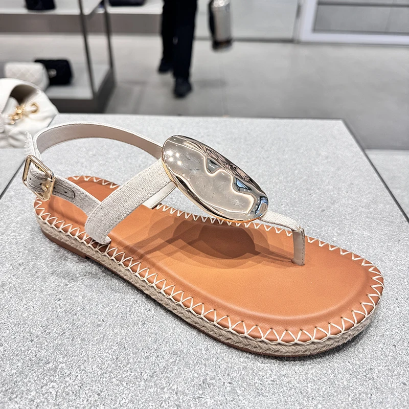 2024 nuovo cinturino con fibbia decorazione in metallo sandali piatti romani Open Toe All-Match scarpe Casual da spiaggia colore misto donna appartamenti in pelle