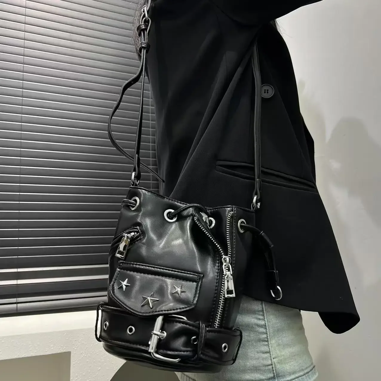 Fashion Punk Star Drawstring Cylinder Bucket Bag PU Leather Small Shoulder Crossbody Purse for Teen Girls Daily Street Style