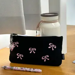 Estuche de lápices de nicho de Ambiente de lazo bordado de corazón femenino lindo japonés, bolsa de papelería, bolsa de almacenamiento de cosméticos