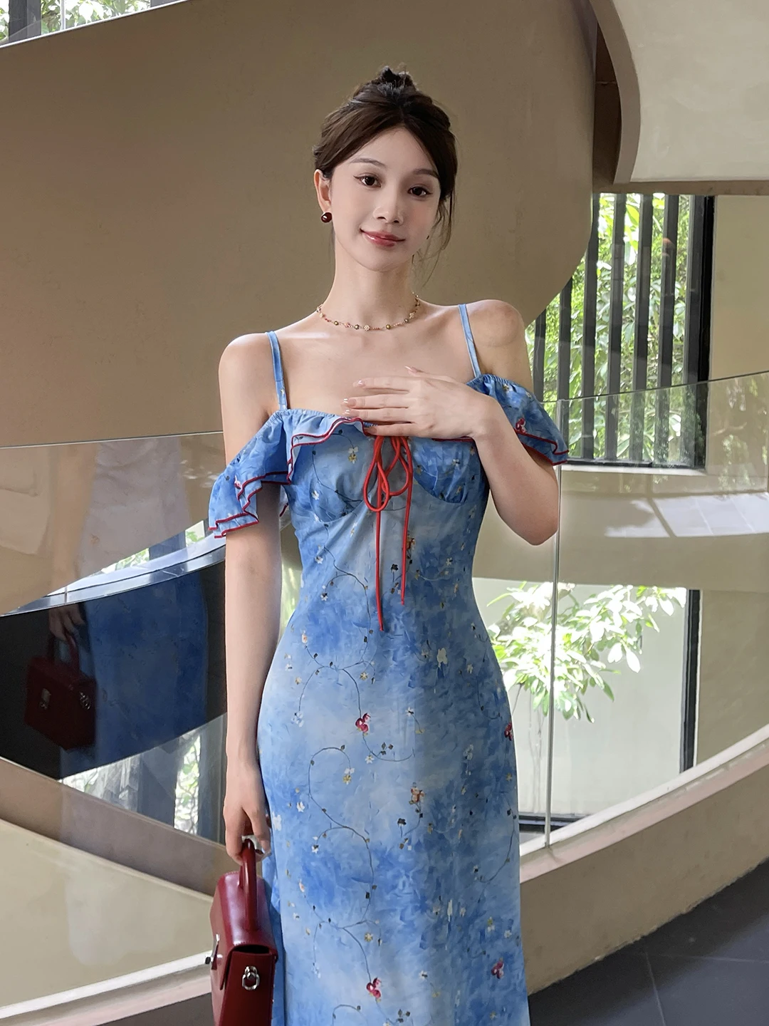 فستان مكشكش بفيونكة منقوشة بالزهور باللون الأزرق الفرنسي بكتف واحد للنساء أنيق بقصة ضيقة على شكل حرف a فستان صيفي يتميز بنمط تشبه الجنية