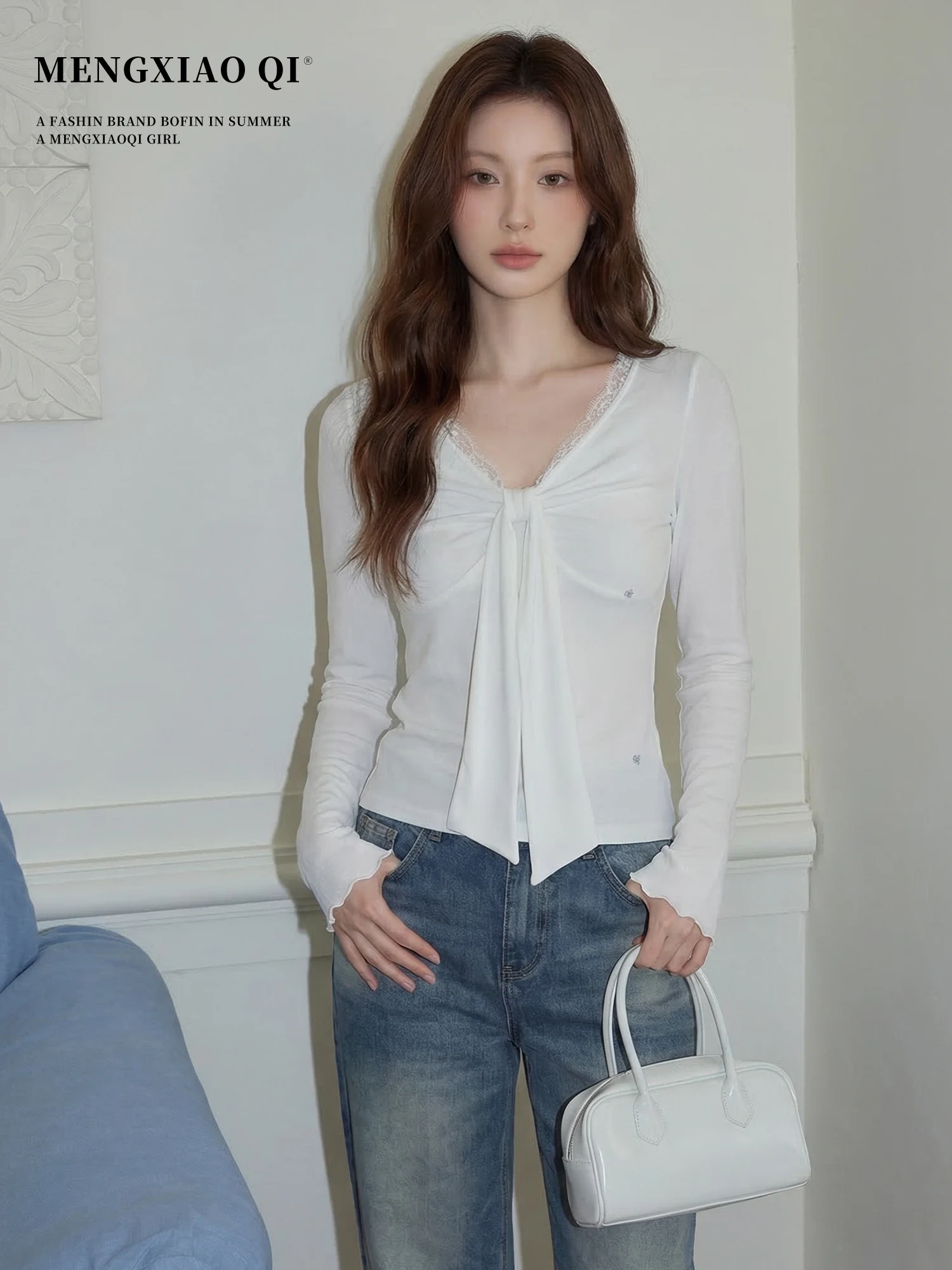 

Meng Xiaoqi Pure Desire White V-neck Knitted Top Women's Early Spring Lace Splicing Bell Sleeve Slimming Slim Fit Top