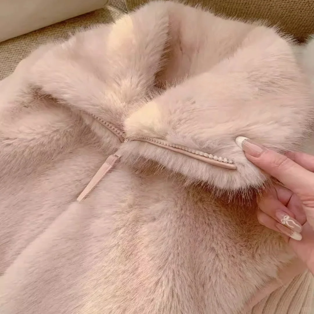 เสื้อแจ็คเก็ตหนังและขนสัตว์สำหรับผู้หญิง รุ่น Sweet School Sle  คอปกขนสัตว์  ตกแต่งด้วยขนสัตว์  เป็นมิตรกับสิ่งแวดล้อม  ทรงตรง  ซิป  ยี่ห้อ Jaet Thiened