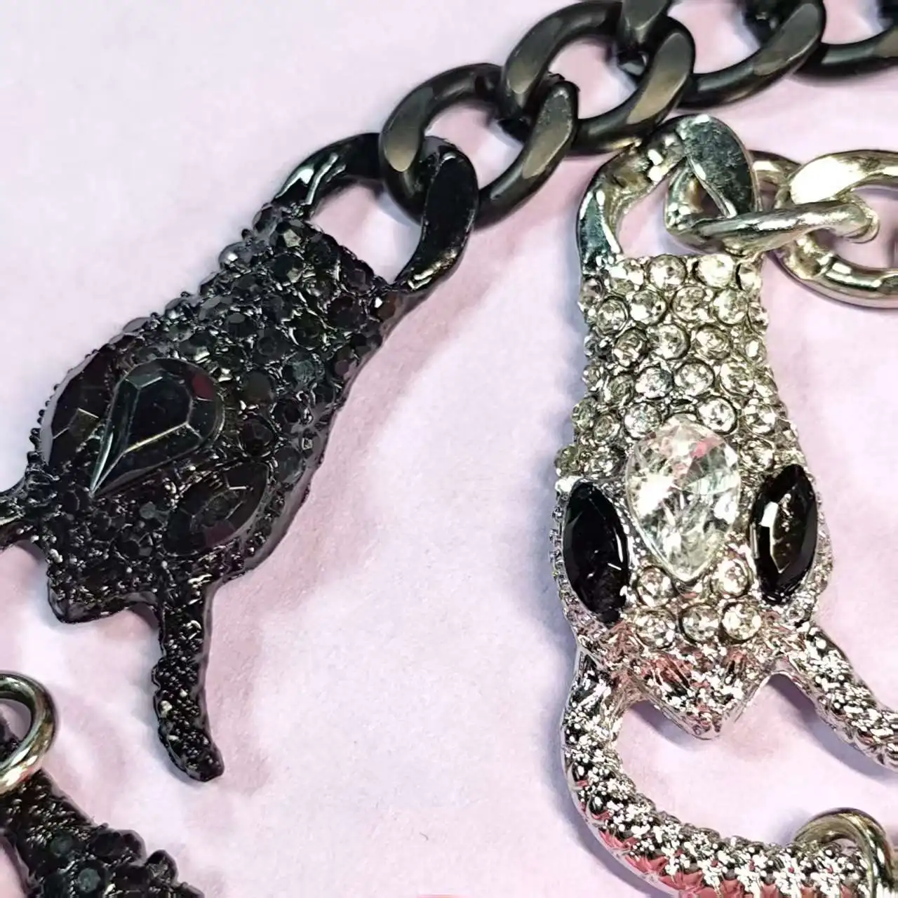 قلادات فريدة من نوعها: سلاسل مكتنزة سوداء/فضية، دلايات الدب الدموي باللون الأسود والوردي. الوقوف - خارج القطع القوطية.