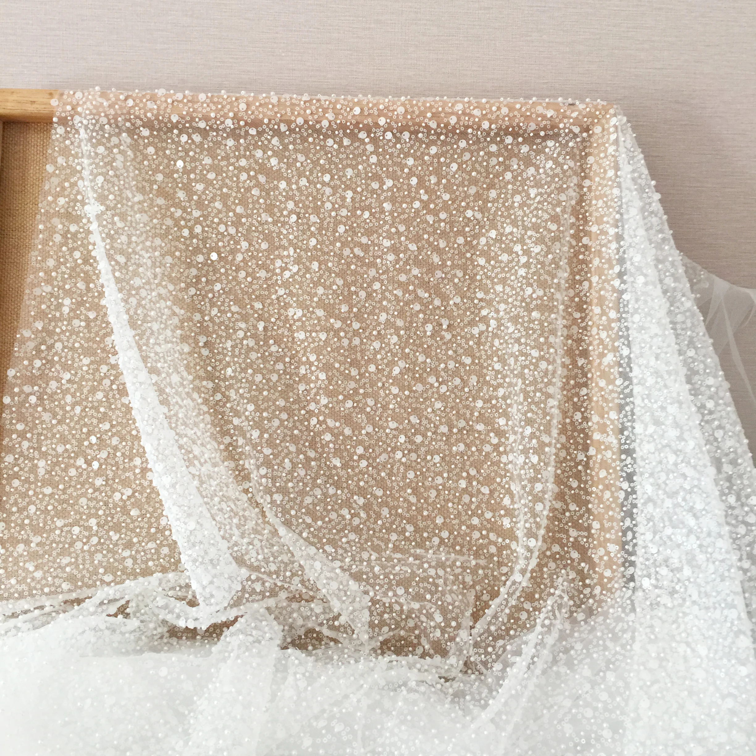 1 Yard 3D Perlen Porzellan Weiß Perle Perlen Spitze Stoff, Hochzeit Couture Braut Kleid Spitze Stoff von Hof – Detail 4