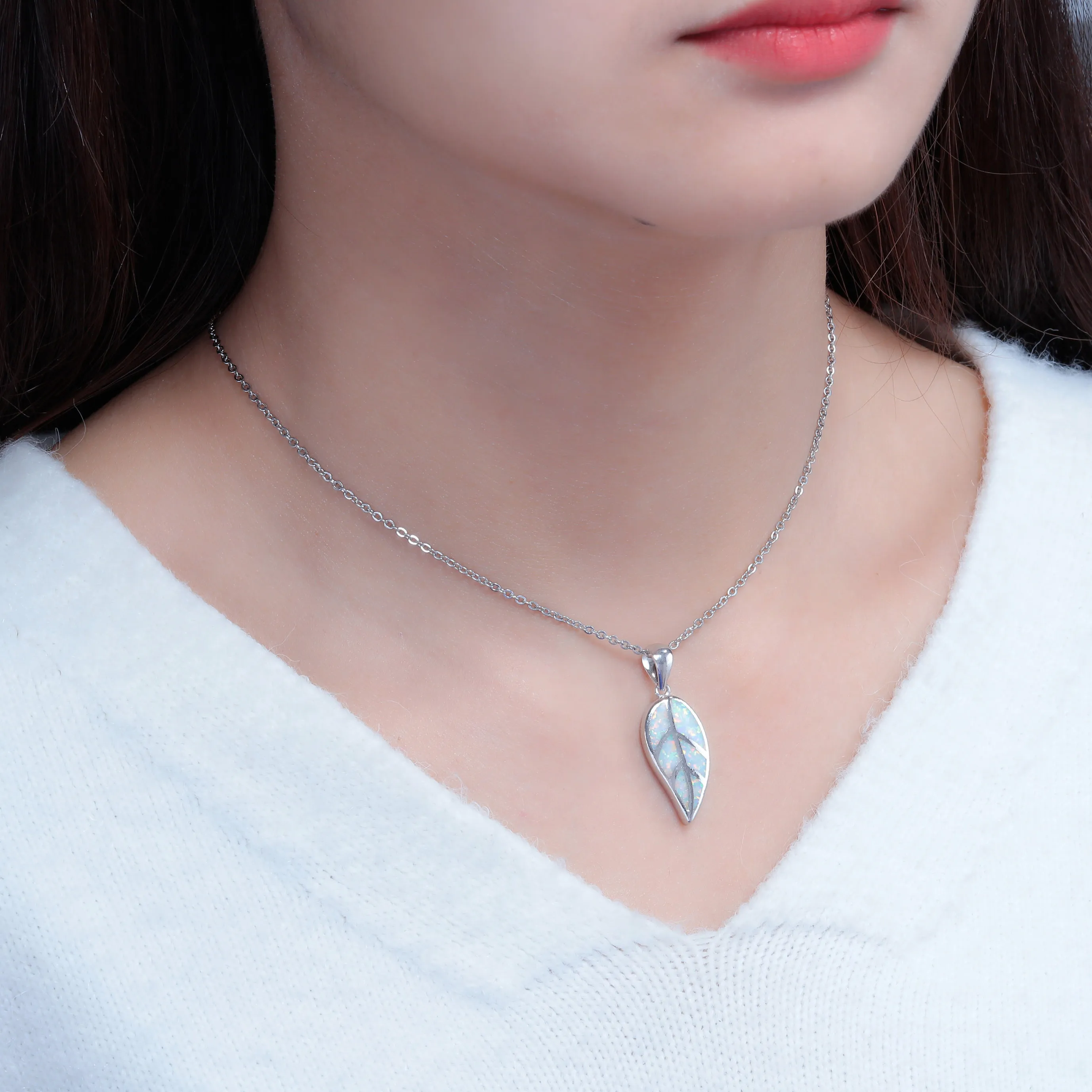 قلادة على شكل ورقة شجر، أوبال قزحي الألوان مع فلاش بألوان قوس قزح، مجوهرات لذيذة للنساء والفتيات هدية مثالية للأم