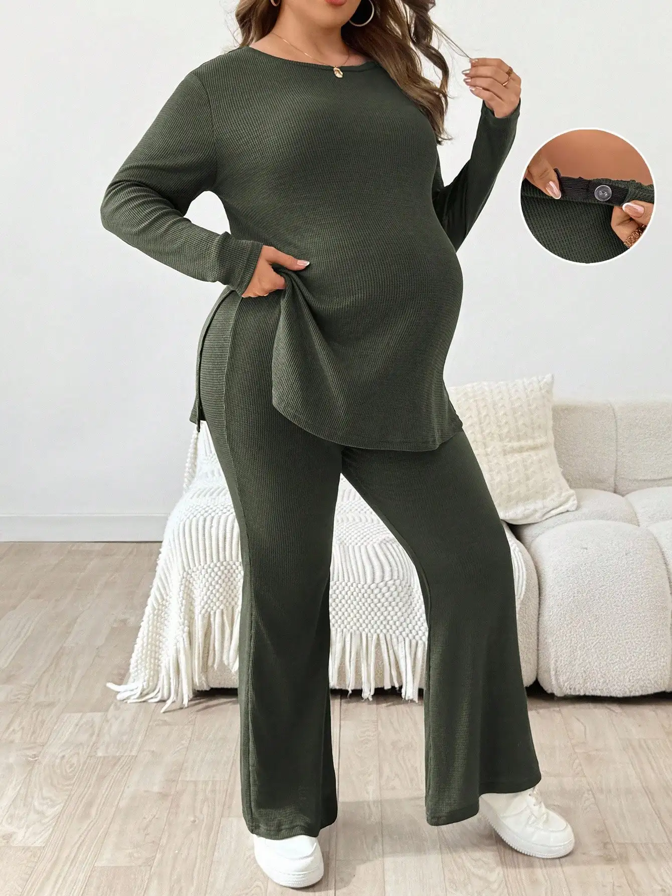 

Оливково-зеленый комплект для беременных из 2 предметов: топ с длинными рукавами в рубчик и брюки-клеш с боковым разрезом и регулируемой талией