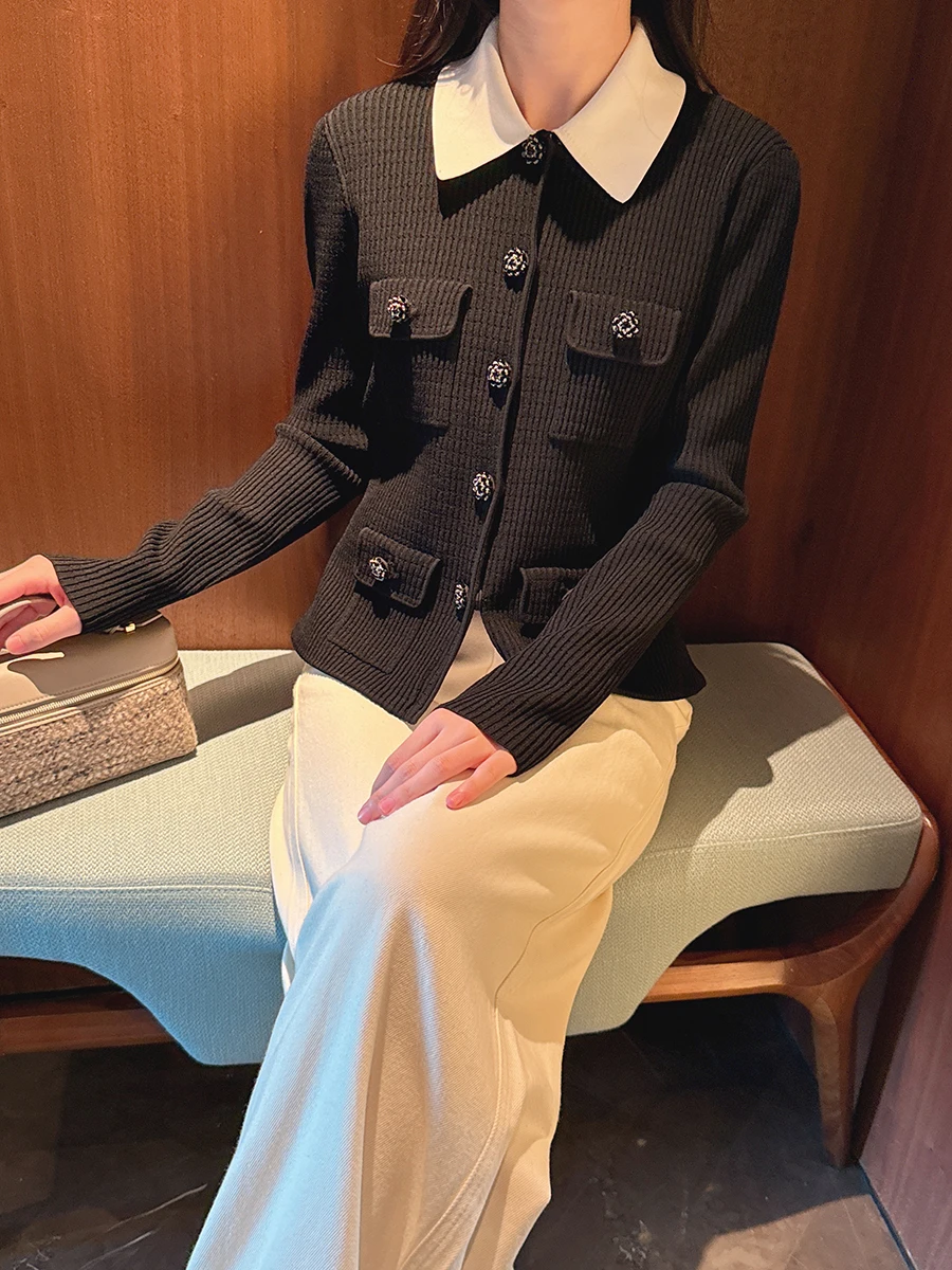 

Элегантная черно-белая вязаная верхняя одежда с контрастными цветовыми блоками и вертикальными полосками, фактурная, от Li Ying, серия Luxury Fashion Ladies