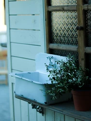 Vintage Rustic Country Style Iron White Single Sink Vanity with Water Faucet Design Wall Mounted Planter for Flowers and Plants