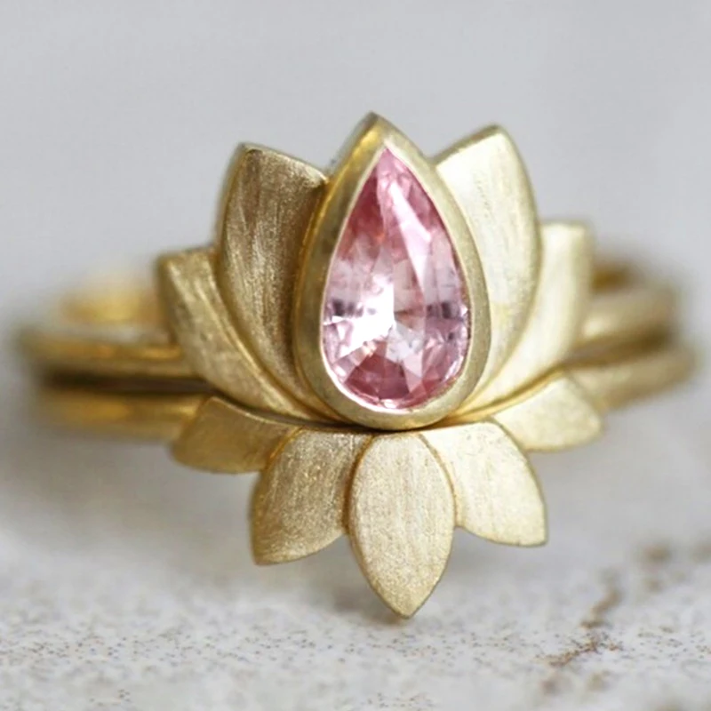 Huitan Goldfarbenes 2-teiliges Lotus-Ringset mit birnenrosa CZ, temperamentvoll, süß, Hochzeitsaccessoires, Geschenk, Modeschmuck für Frauen