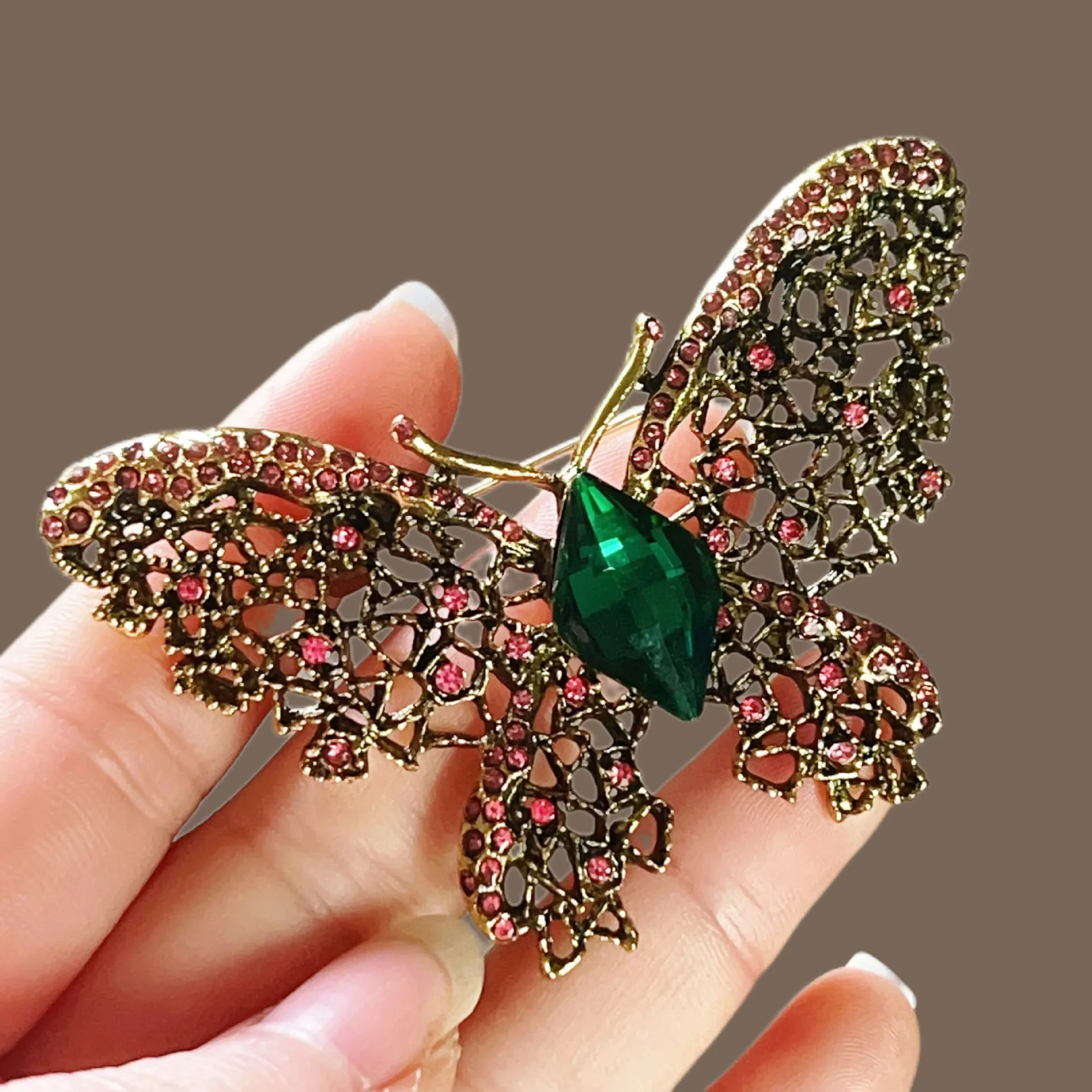

Pink water diamond butterfly brooch accessory, a high-end women's brooch, retro insect pin, silk scarf buckle clothing