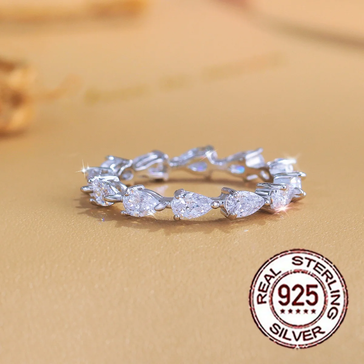 CWWZircons Ehering aus 925er-Sterlingsilber mit tropfenförmigem Zirkon, stapelbarer Ehering, Verlobungsring für Frauen, SR102 – Detail 6