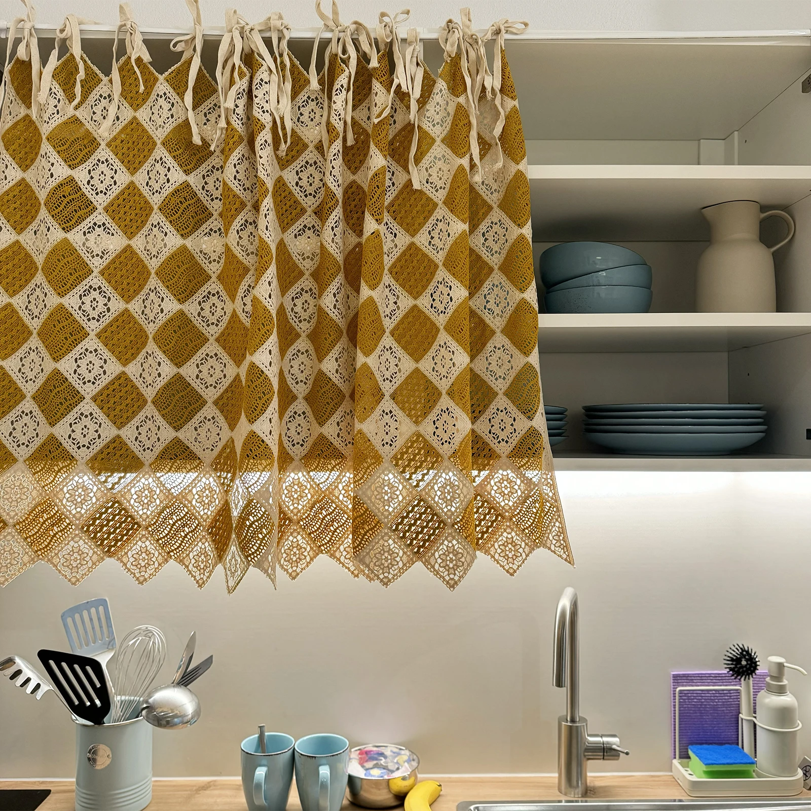 ستارة نصف باب مطرزة يدويًا باللون الأصفر الخردلي مع ربط خلفي لتغطية الخزانة