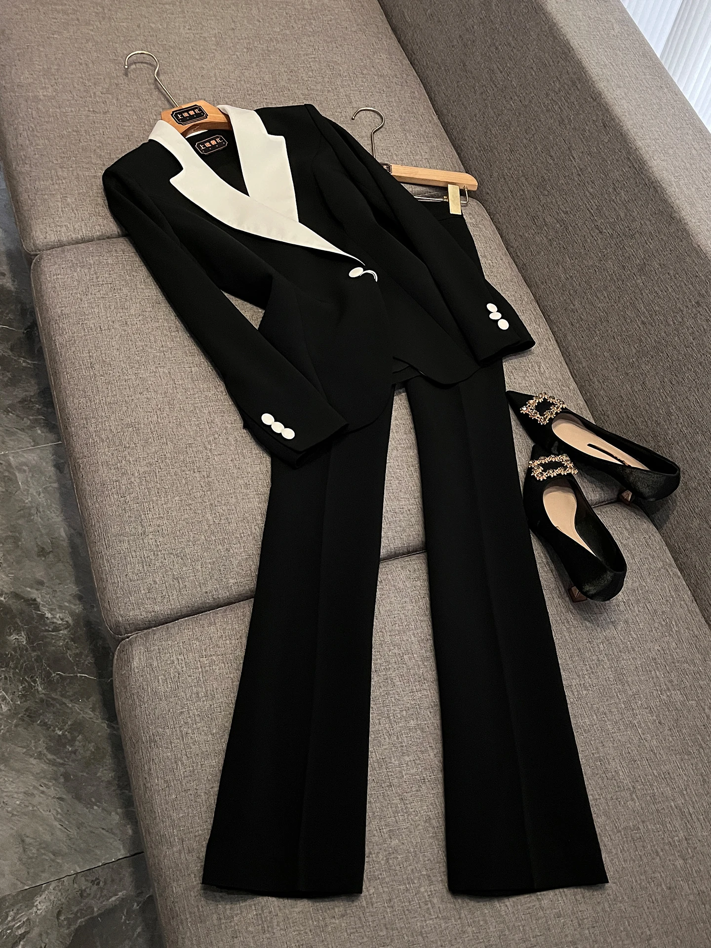 

Весенний женский деловой костюм 2026: модный пиджак с воротником в стиле колор-блок для офиса, модель X32