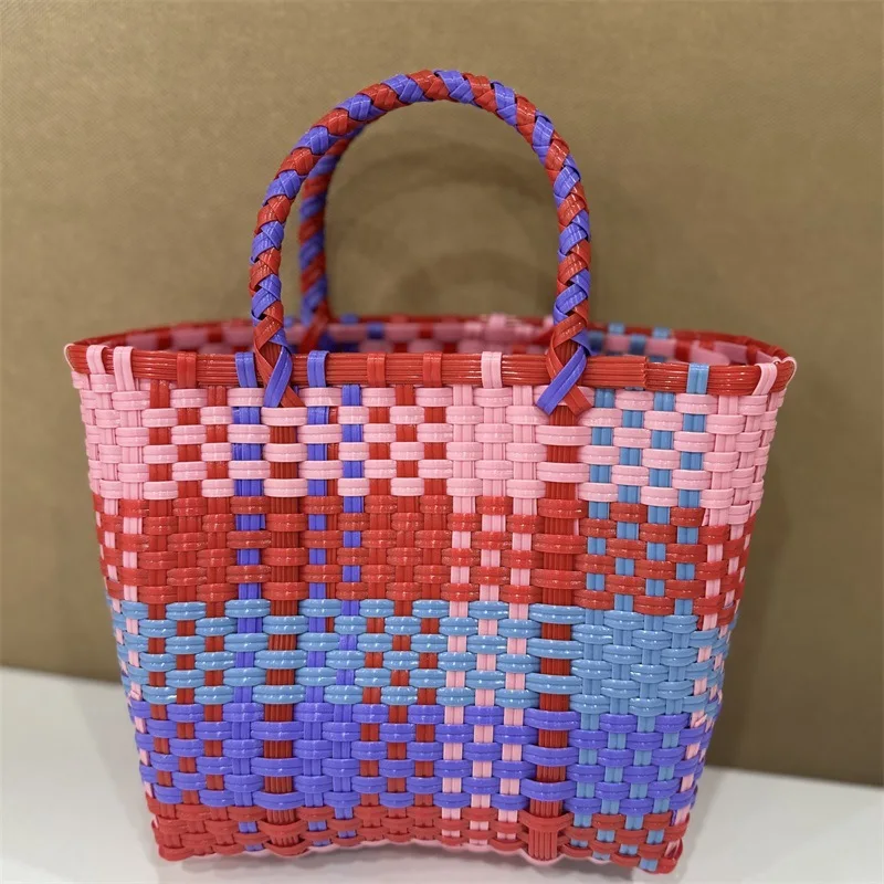 Handgewebter Korb im Ethno-Stil, gewebte Tasche, farblich kontrastierende gewebte Kunststofftasche, kontrastfarbene Stroh gewebte Tasche, Handtasche für Damen