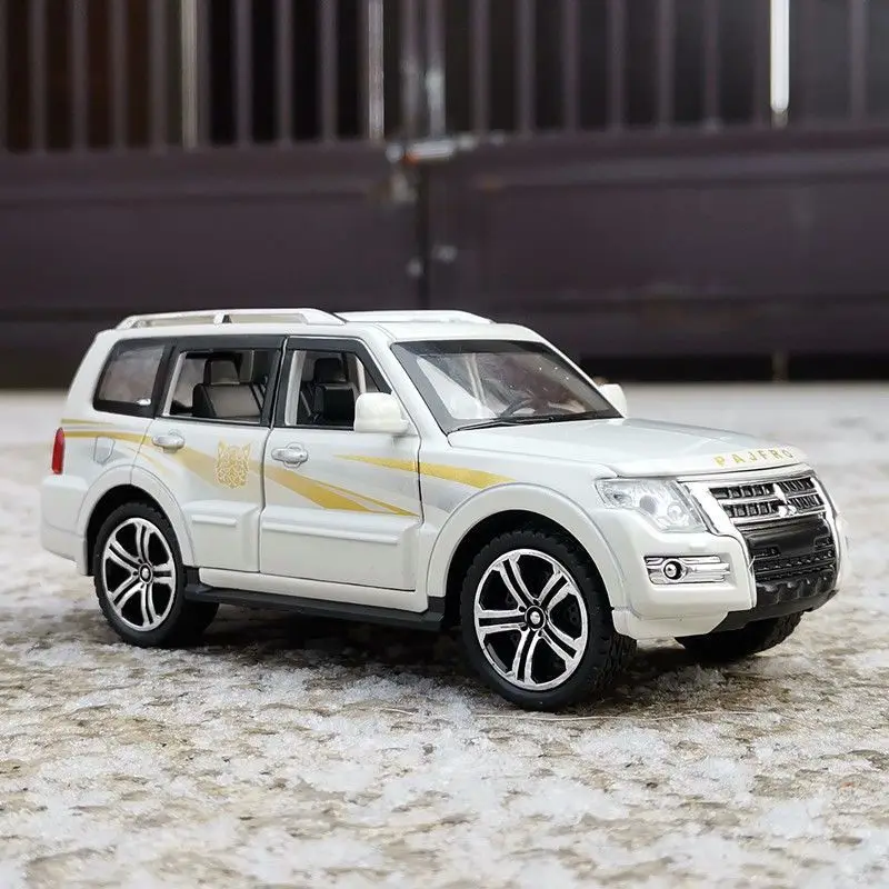 1:32 Mitsubishis PAJERO SUV Alloy Car Model Diecast Metal Toy Off-road Vehicles Car Model High Simulation Sound Light Kids Gifts