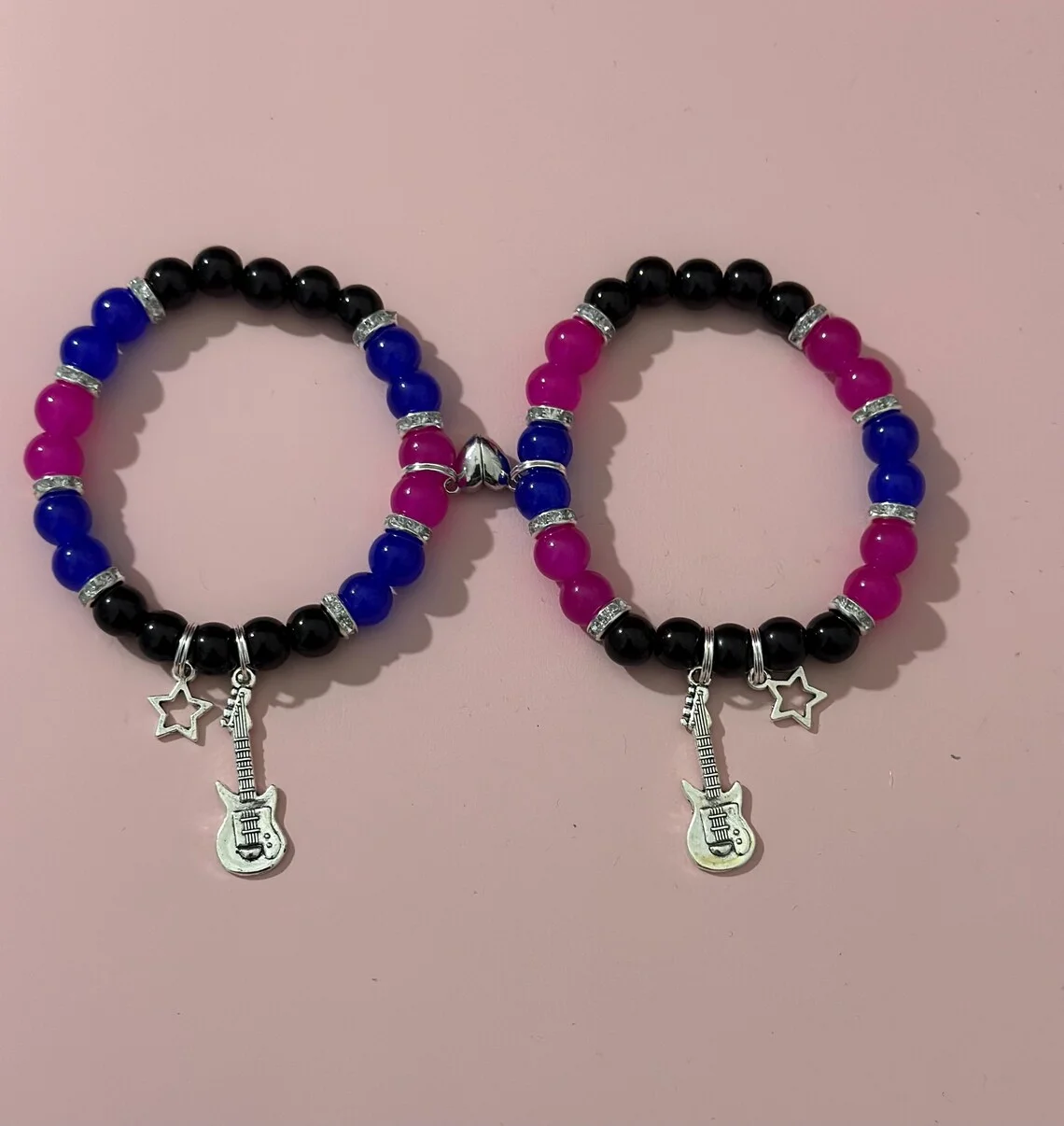 TV 소녀 팔찌 세트 영감을 받은 팔찌와 자석 하트 걸쇠