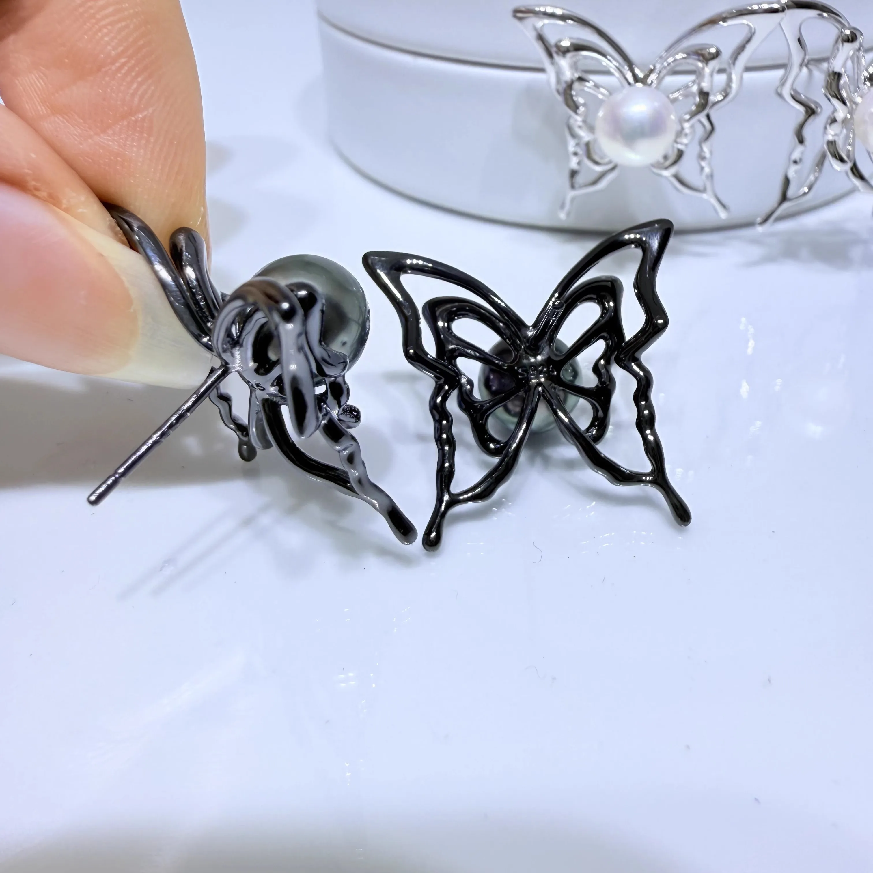 

New - Exquisite Pearl AAAA 8-9mm Natural South Sea Round Pearl Butterfly Earnail 925s