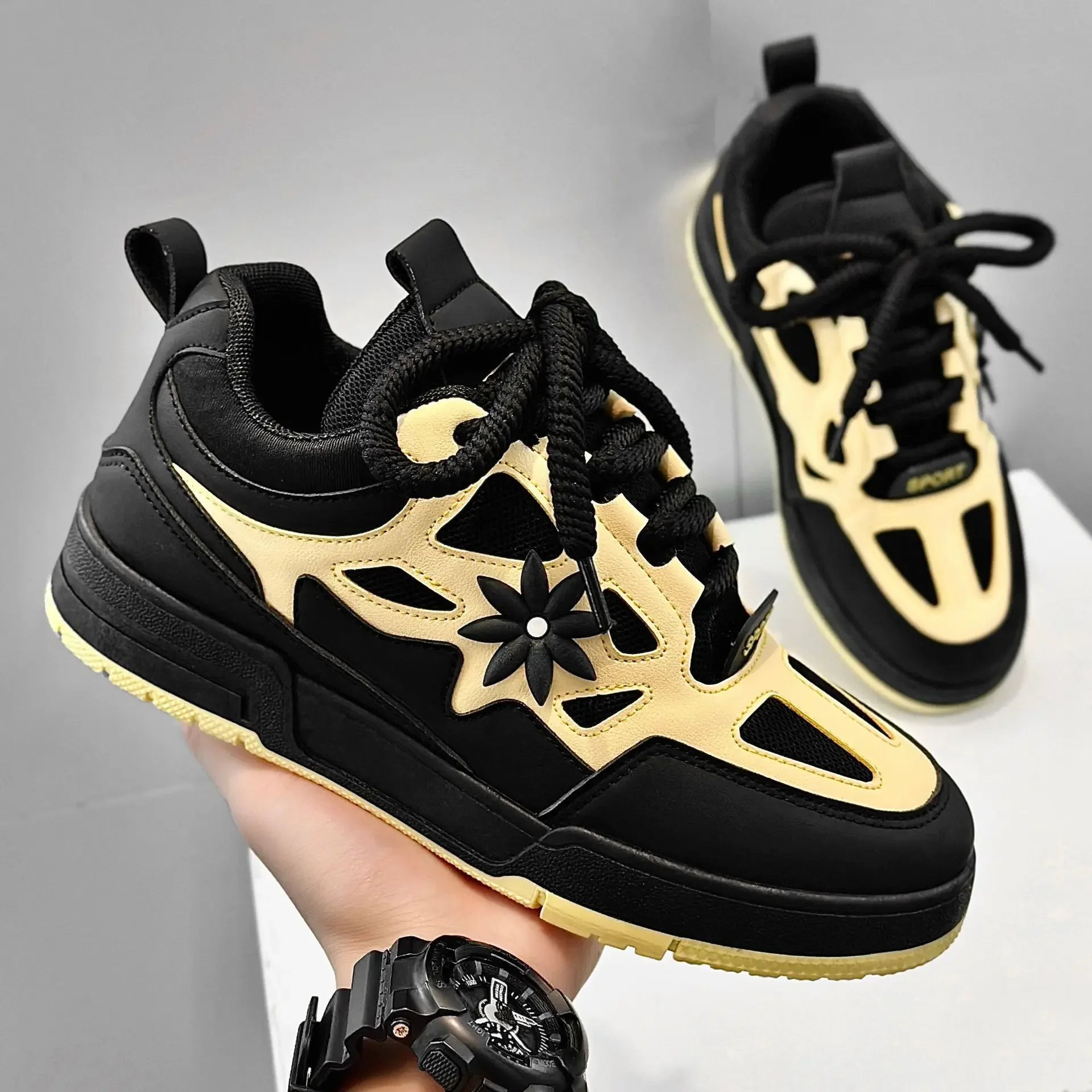 أحذية كاجوال للطلاب على الطراز الكوري الجديد لموسم 2024 نعل سميك كلاسيكي قابل للتنفس للجري في الهواء الطلق وأحذية رياضية للرجال