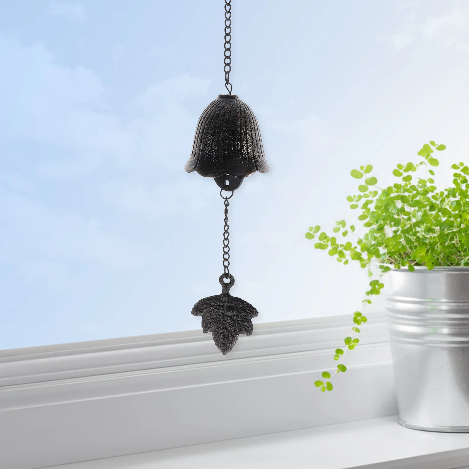 

Retro Iron Wind Chime Maple Leaf Design Hanging Bell for Home Garden Yard Decoration Crisp Melodious Ringtone Fortune Wind Bell