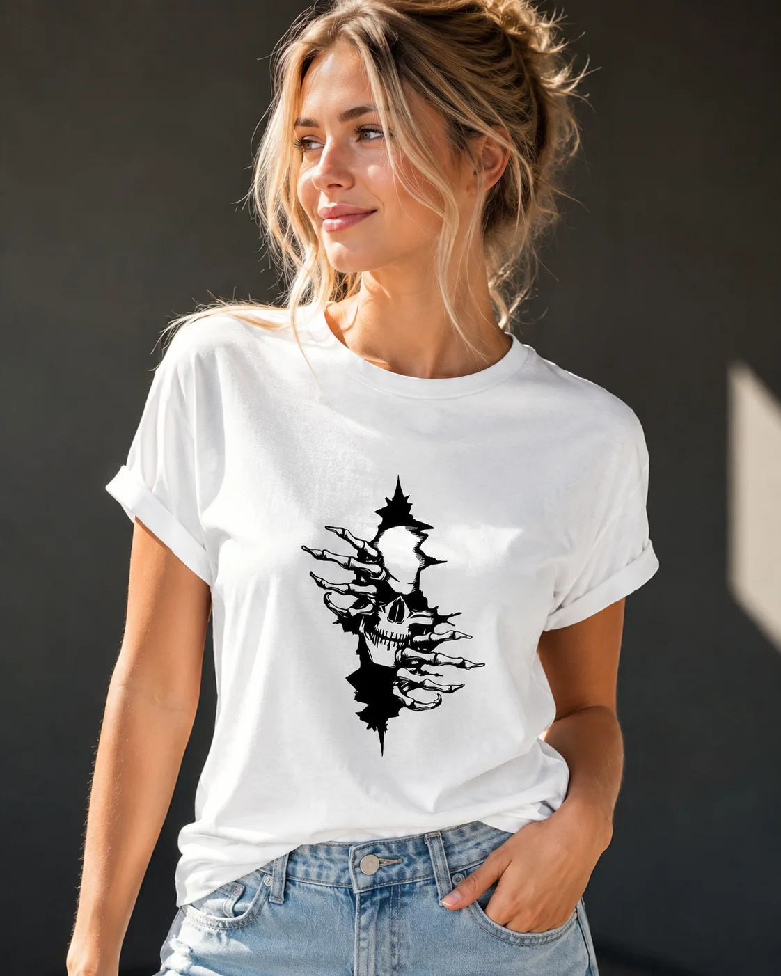 A Women's T-shirt with A Skull Pattern Design Can Be Worn Freely in The Dining Room or Living Room for Comfortable Daily Wear