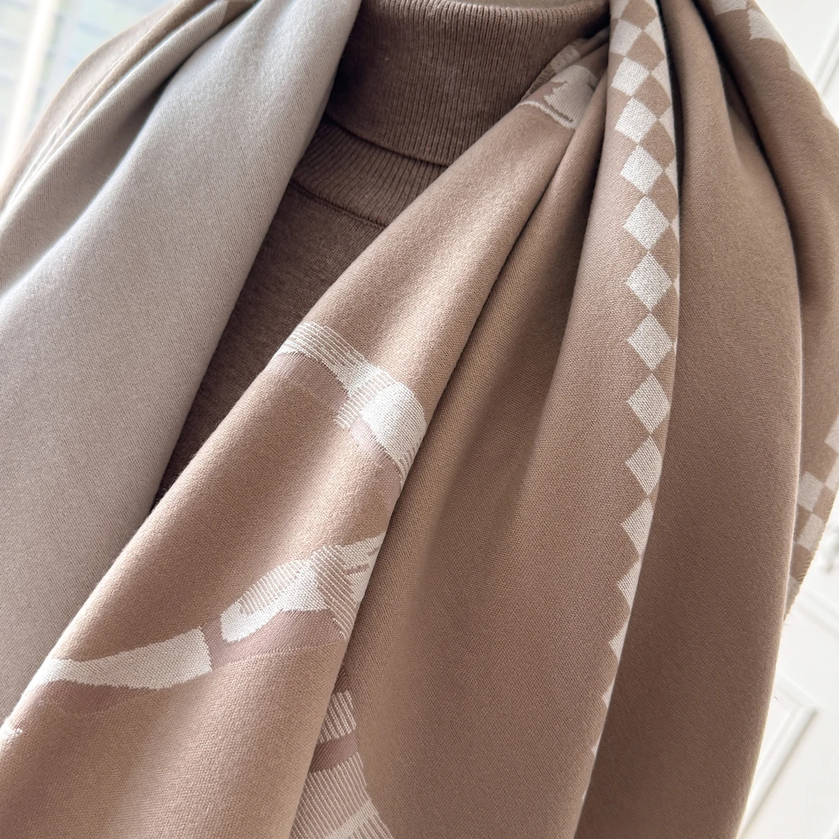 Luxuriöser dicker Kunstkaschmir-Schal für Damen – warmer Winter-Schal mit Vintage-Karomuster und Warhorse-Aufdruck, weicher Schal für Reisen und Alltag – Detail 12
