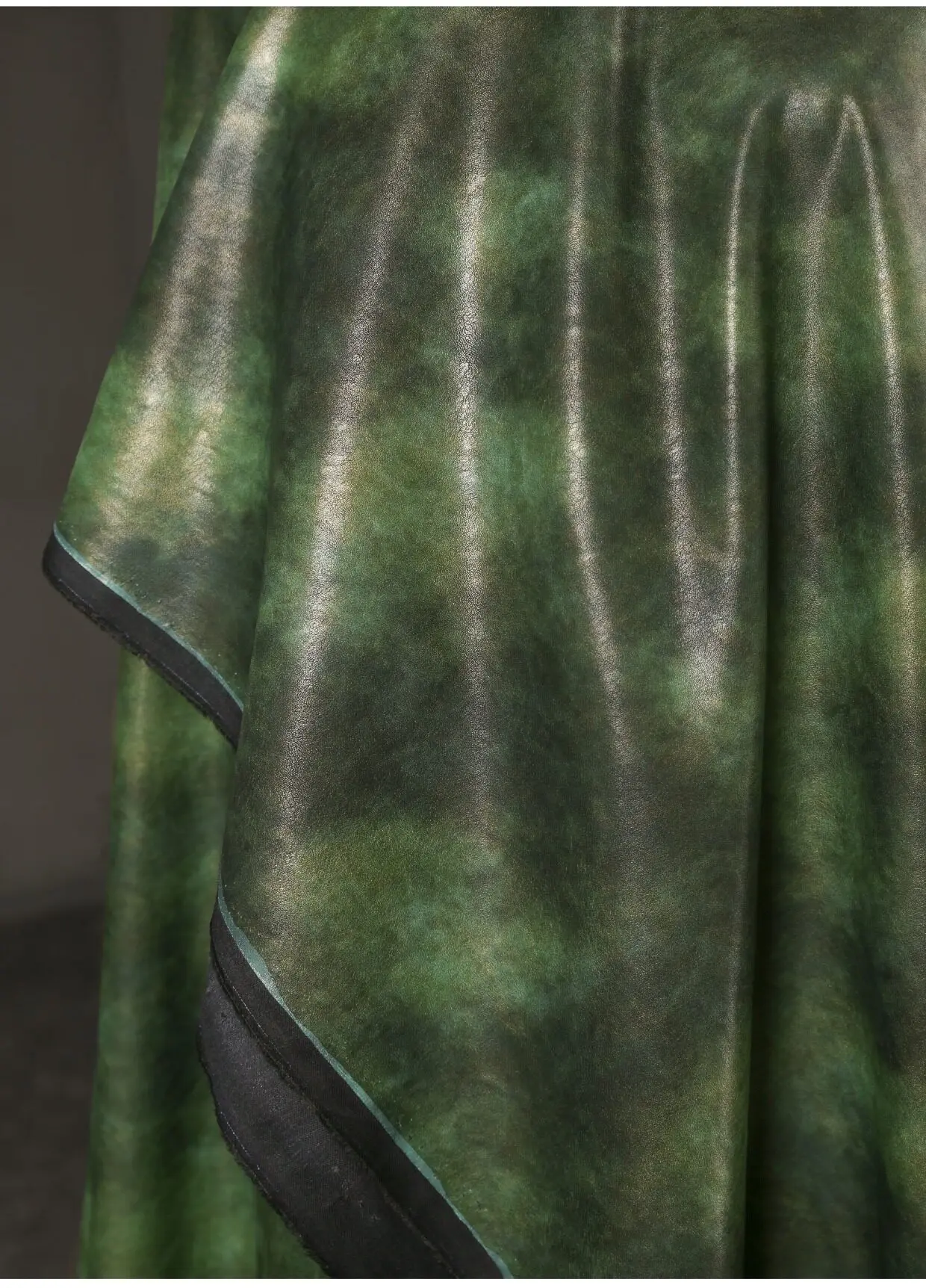 Grünes Batik-Leder, Weiches Leder, Nicht-elastisches PU, Altes und Wiederverwendetes Knackiges Leder für Taschen, Jacken, Kleidung, Designer-Stoff – Detail 7