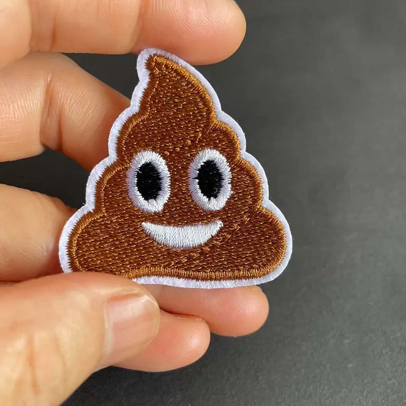 5 pz/4.6*4.4CM cacca Smile Face badge Patch Thermocollant, tessuto Applique ricamo ferro su toppe per abbigliamento, t shirt