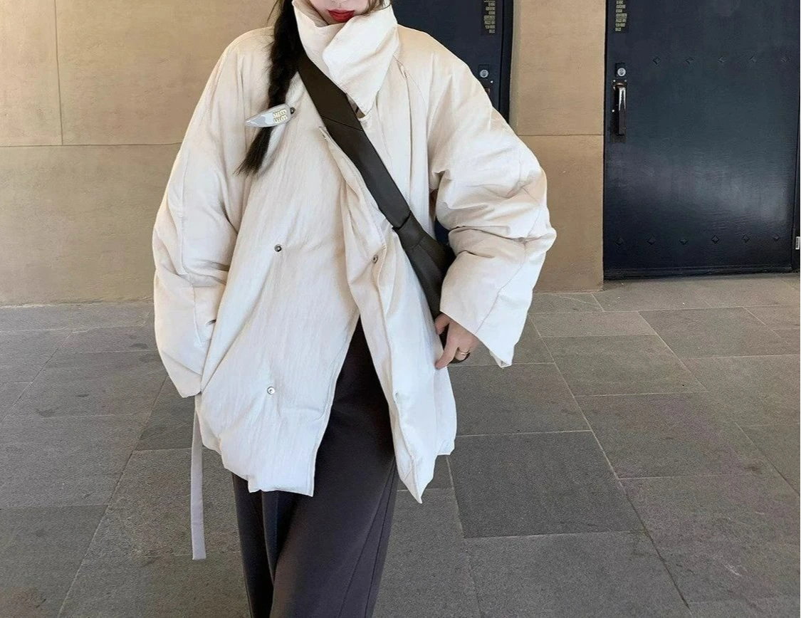 เสื้อแจ็คเก็ตผ้าฝ้ายแบบผูกเชือก ดีไซน์ใหม่สำหรับฤดูหนาวปี 2025 สำหรับผู้หญิง ทรงหลวม คอตั้ง สไตล์ลำลอง บุหนา อุ่นสบาย