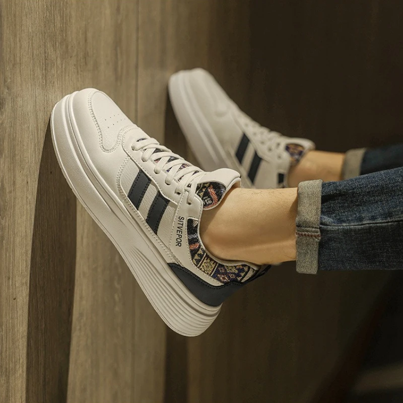 รองเท้าผ้าใบผู้ชาย รุ่นปี 2025 ใหม่ล่าสุด สำหรับฤดูใบไม้ผลิและฤดูใบไม้ร่วง เพิ่มความสูง ผูกเชือกแบบไขว้ สไตล์ลำลอง ใส่เดินเล่นนอกบ้าน กันลื่น สวมใส่สบาย รองเท้าพื้นหนา