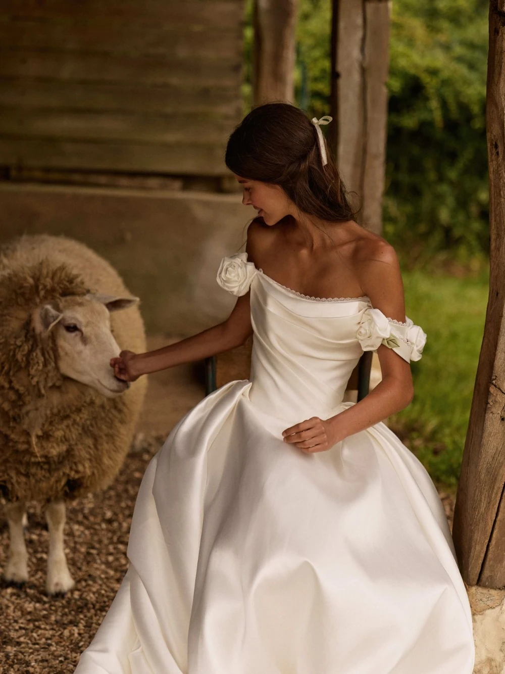 요정 꽃무늬 오프숄더 웨딩드레스, 허리가 잘록한 공주 신부 드레스, 흐르는 트레인이 있는 우아한 새틴 맞춤형 웨딩드레스