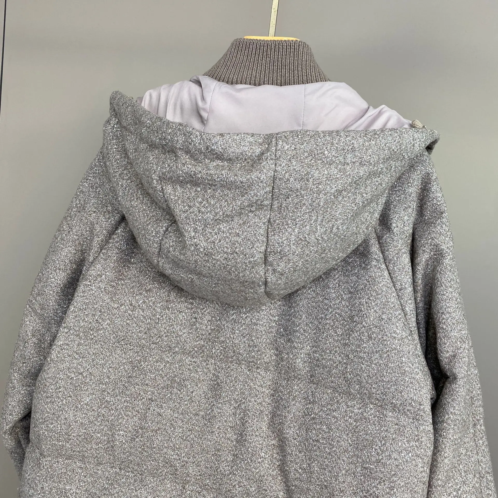 เสื้อแจ็คเก็ตขนห่านแบบมีฮู้ด ปิดกระดุมแถวเดียว ทรงยาวปานกลาง ผ้าขนสัตว์ผสมด้ายทอง รุ่นใหม่ ฤดูใบไม้ร่วง/ฤดูหนาว ปี 2025 สำหรับผู้หญิง