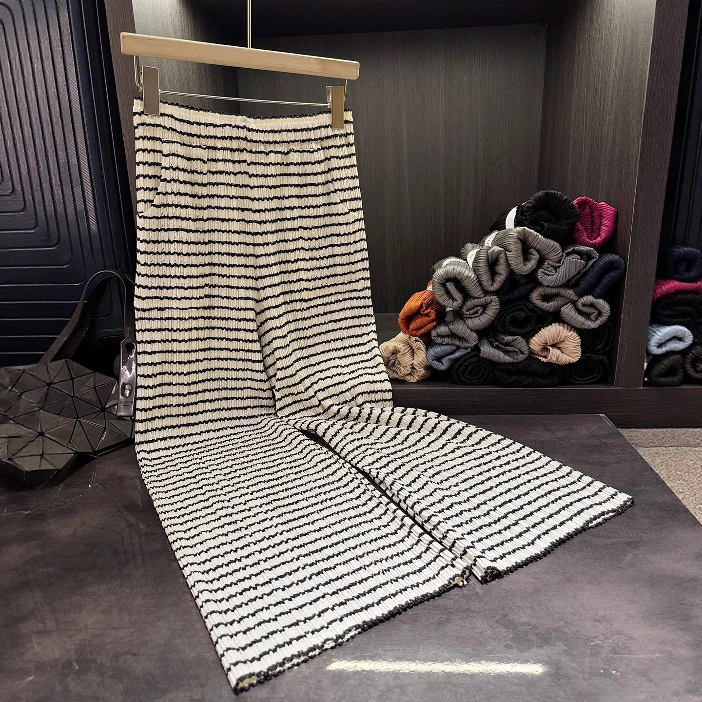 Miyake Fold New Style 2025 Autumn Spring Small Skirt, Children's French Retro Plaid Design, Comfortable Waist Fashion Set - Image 3
