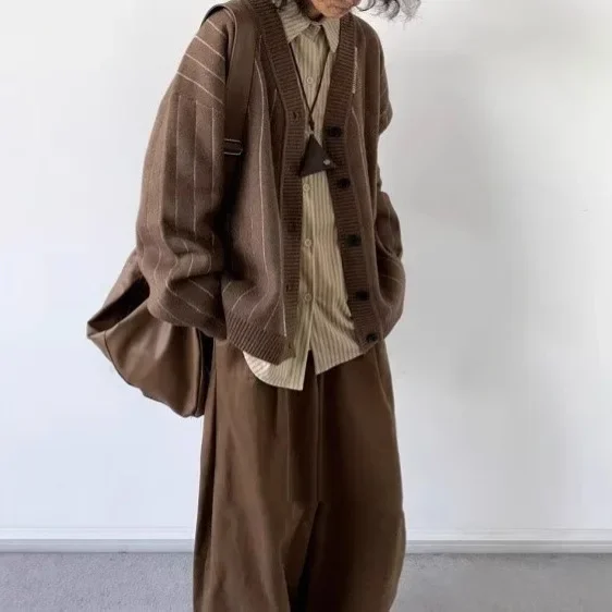 Kardigan Rajut Bergaris V-Neck Cokelat Terbaru Musim Gugur Dingin 2025 Unisex Gaya Akademik Longgar Serbaguna