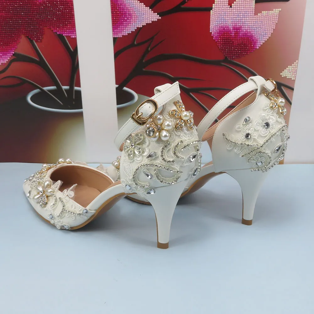 Scarpe da sposa con fiori a punta bianca con tacco alto Scarpe da sposa da donna alte e poco profonde con cinturino alla caviglia Scarpe da sera