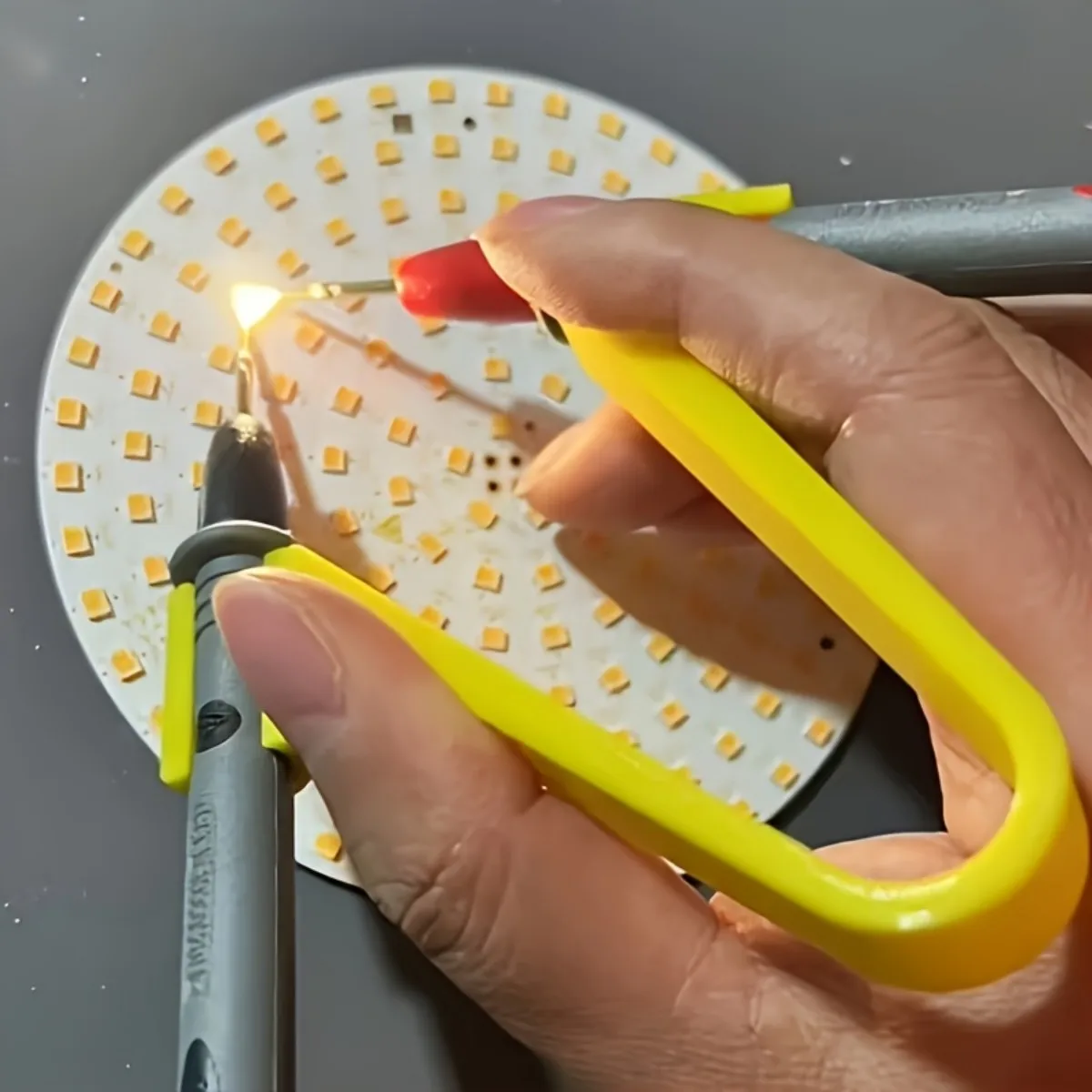 1pcs multimeter probe holder, one handed operation aid tool, probe probe holder assistant