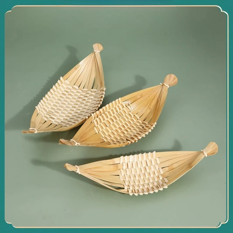 Japanese Korean Sashimi Boat Shaped Bamboo Weave Tailed Basket Plate for Snacks Desserts