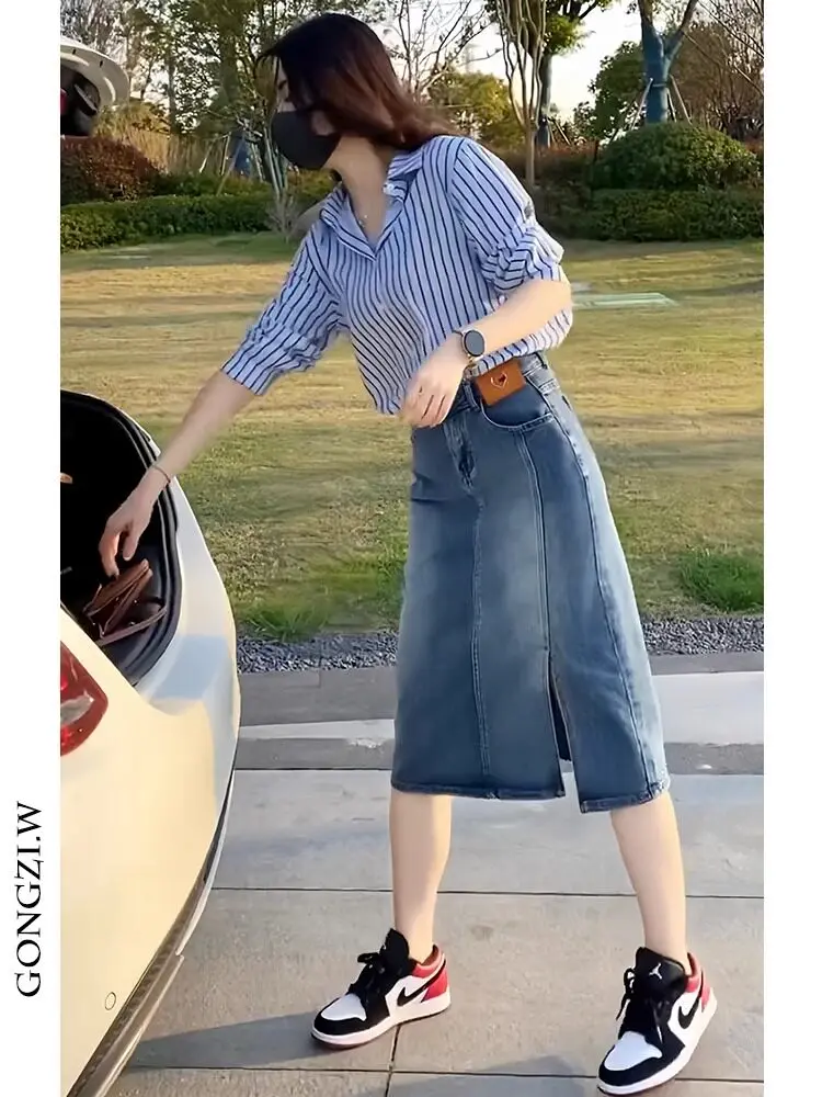 

Модный женский костюм: стильная полосатая рубашка, утягивающая джинсовая юбка с высокой талией, комплект из двух предметов