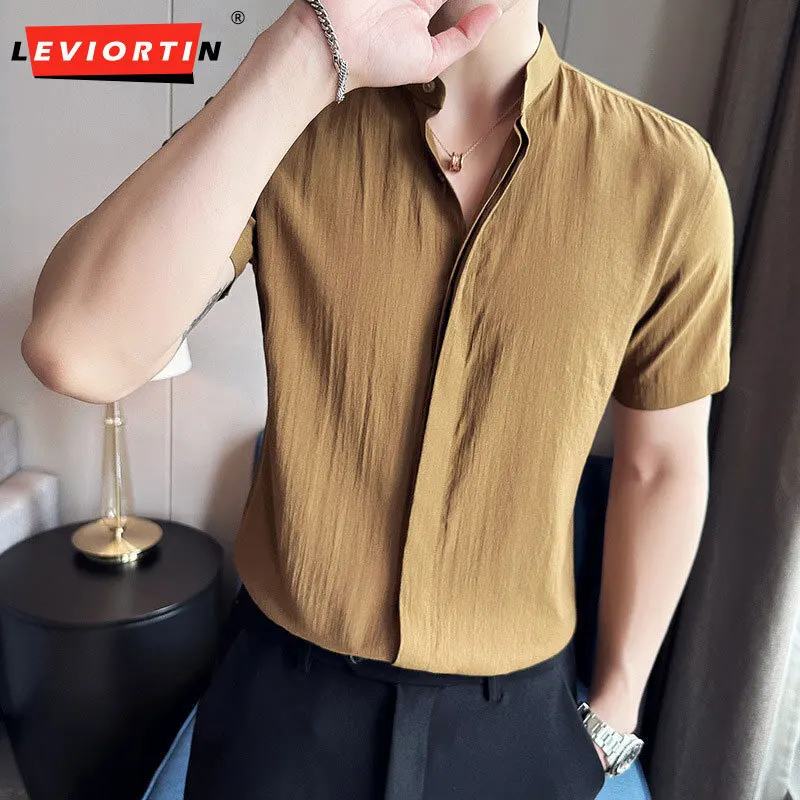 

2024 Summer New Short sleeved Men's Top Fashionable 3D Ripple Non iron Fabric Thin Solid Color Stand up Neck Short sleeved Shirt