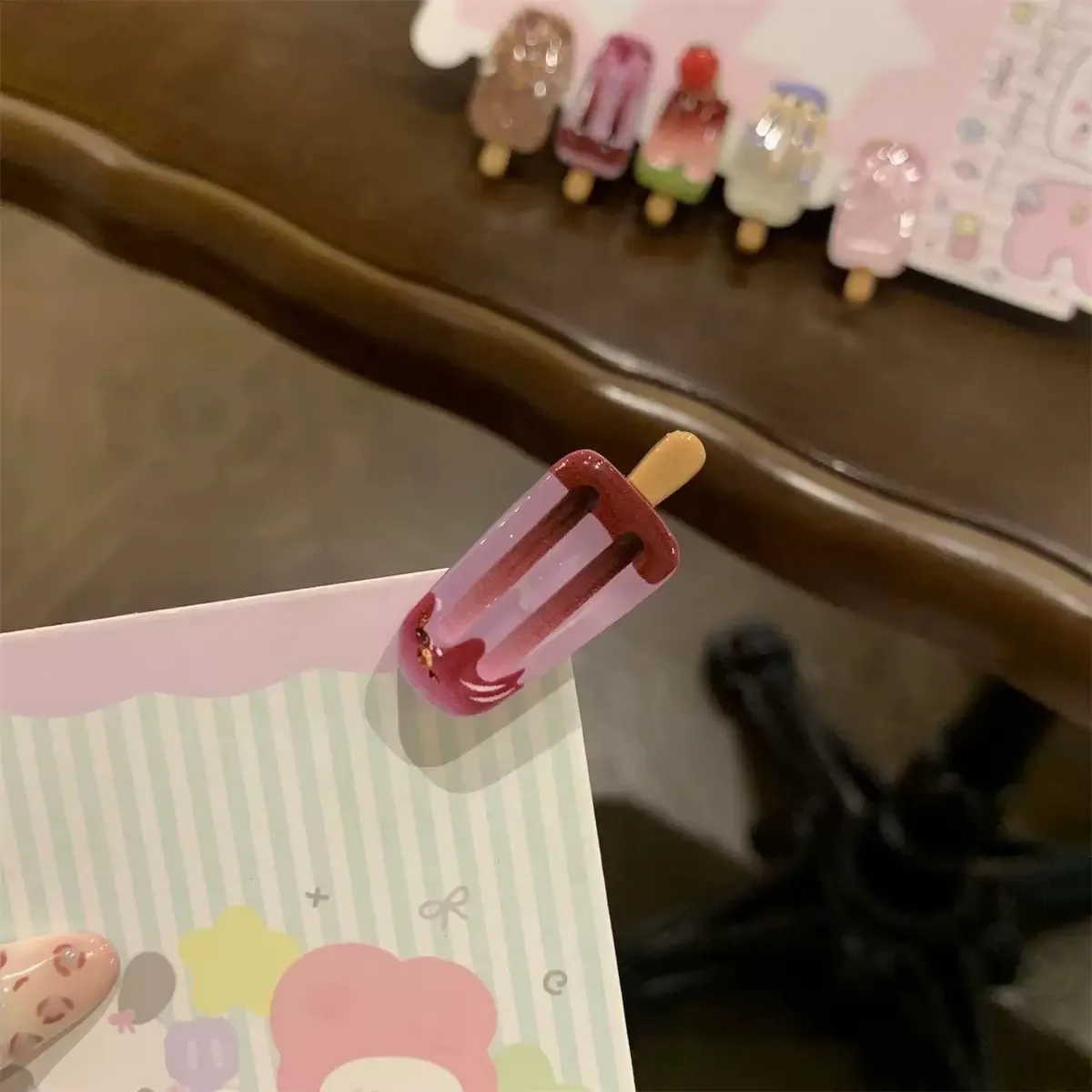 5er-Set Mini-Eiscreme-Haarspangen: Süße, ausgefallene Eis am Stiel Haarclips für Ponyfransen im Cartoon-Ins-Stil – Hohe Ästhetik – Detail 2