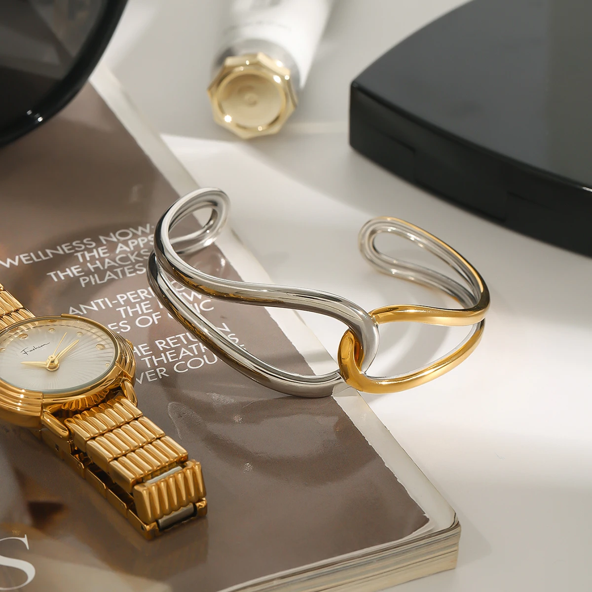 سوار AIKOER بسيط مطلي بالذهب عيار 18 قيراط من الفولاذ المقاوم للصدأ بلونين مع خطوط ملتوية وعقدة سوار مجوف للنساء J