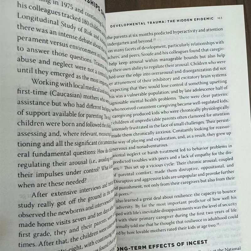 El cuerpo mantiene el puntuación, la mente cerebral y el cuerpo en la curación del trauma en libro de papel en inglés