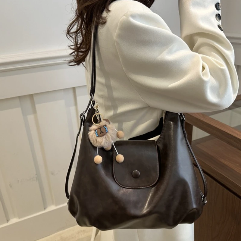Vintage Hobo-Tragetasche aus weichem Leder mit niedlichem Plüsch-Anhänger, wandelbarer Rucksack, lässige Schultertasche mit großem Fassungsvermögen für Damen – Detail 19