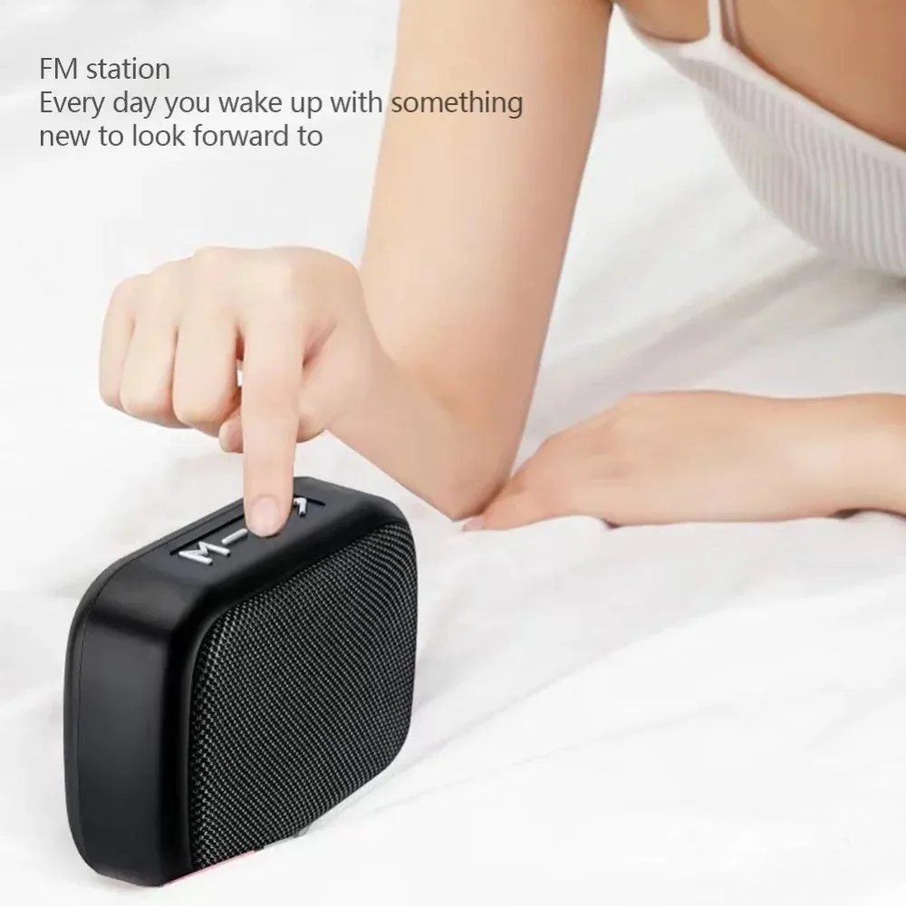 مكبر صوت لاسلكي محمول عالي الجودة بطاقة TF إدراج البلاستيك راديو FM باس SuBwoofer في الهواء الطلق