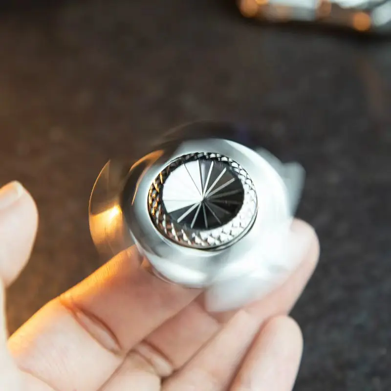 광택 처리된 스테인리스 스틸 EDC 피젯 스피너 - 성인 불안 완화를 위한 금속 손 회전 장난감, 남성용 선물