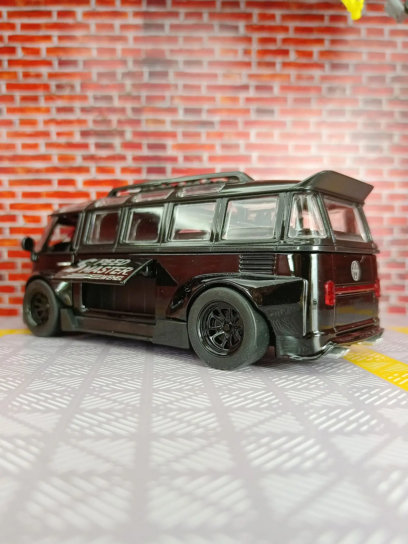 1:32 T1 wide body low slung alloy car model, car ornament, retro van, children's sound and light toy