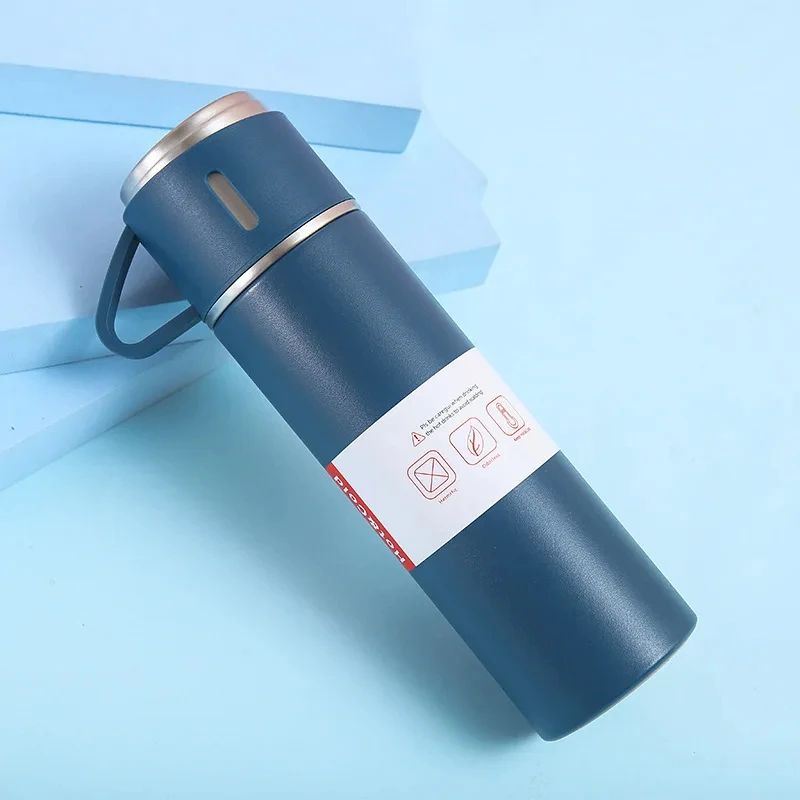 Moderne, minimalistische stijl, draagbare roestvrijstalen vacuüm geïsoleerde drinkbeker met grote capaciteit, uitgerust met een drinkdop