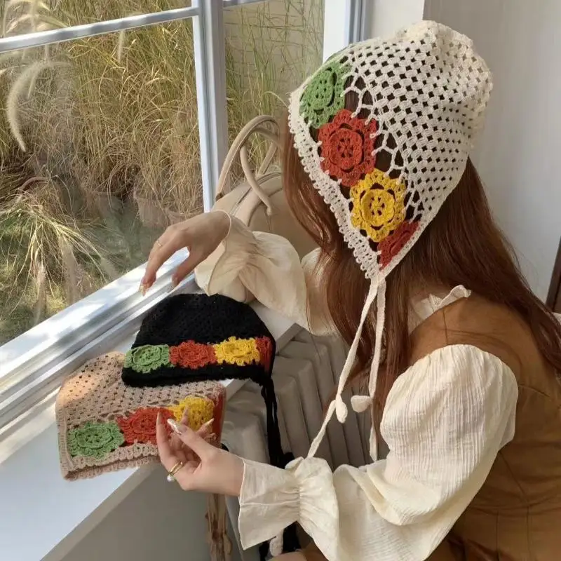Boné boêmio moderno tricotado à mão para mulheres; Design de flor oca com borlas; Acessório de moda versátil de inspiração étnica